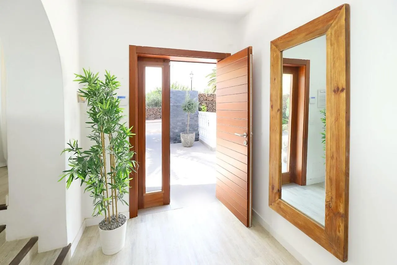 Graceful Puerto Del Carmen Villa 5 Bedrooms Villa Vega Del Carmen Distant Sea Views 0*, 푸에르토 델 카르멘 스페인