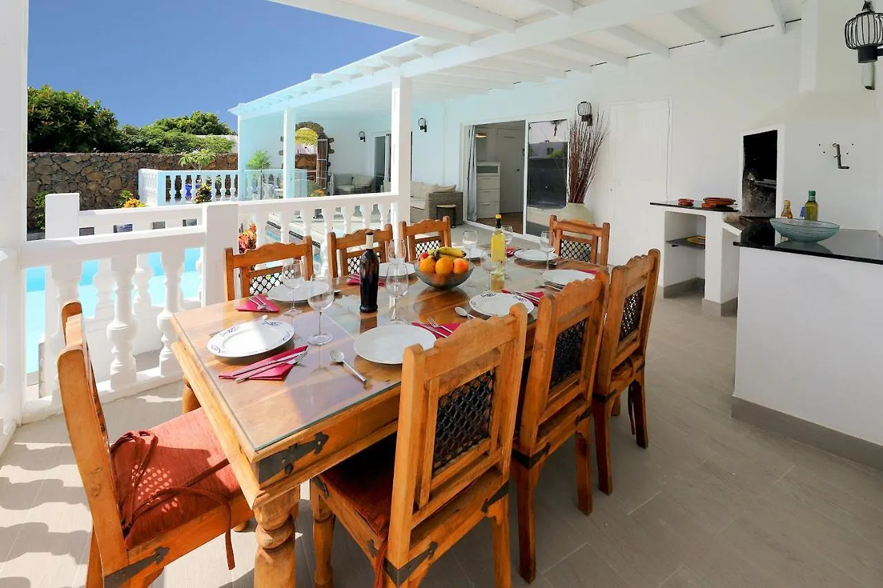 Graceful Puerto Del Carmen Villa 5 Bedrooms Villa Vega Del Carmen Distant Sea Views 0*, 푸에르토 델 카르멘