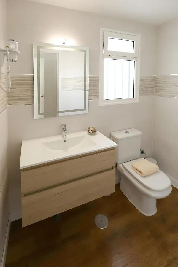 Graceful Puerto Del Carmen Villa 5 Bedrooms Villa Vega Del Carmen Distant Sea Views 0*, 푸에르토 델 카르멘