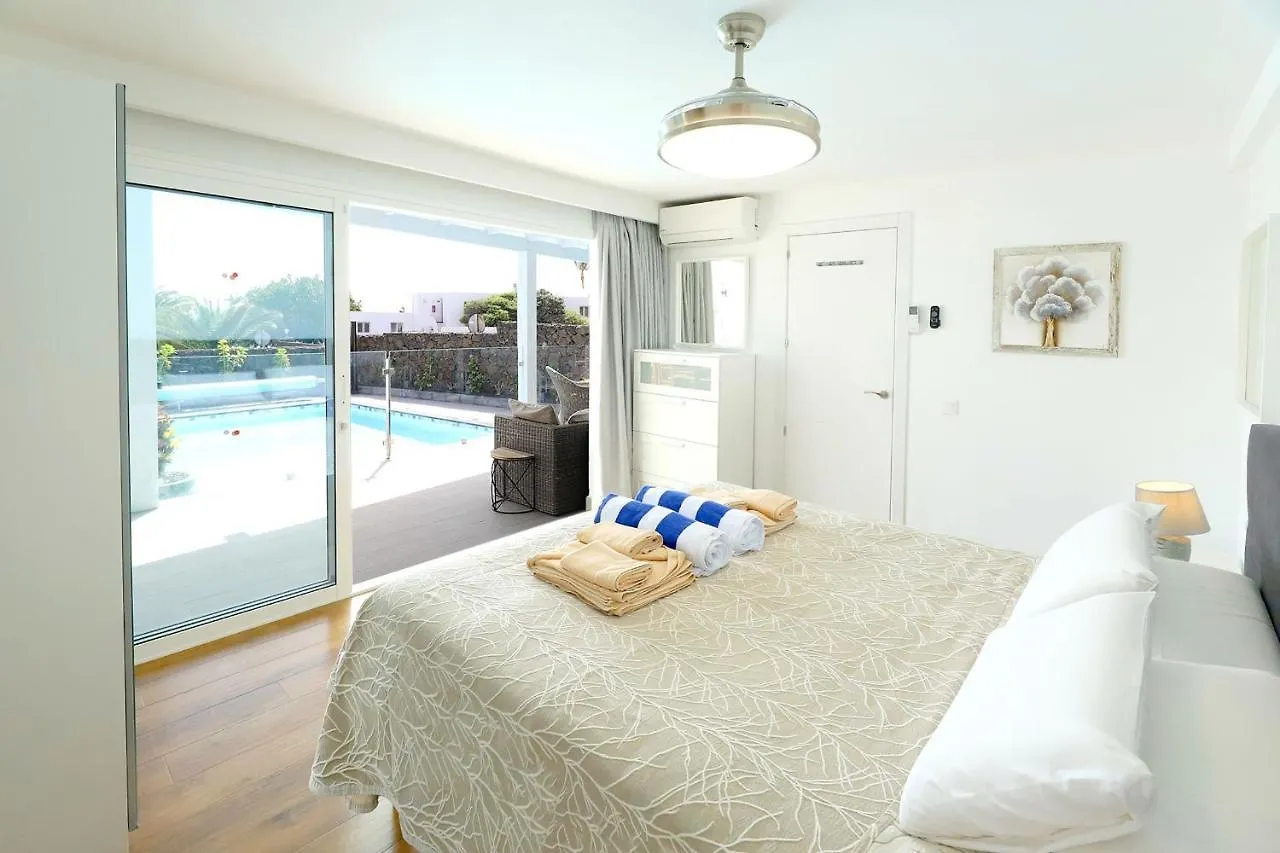 Graceful Puerto Del Carmen Villa 5 Bedrooms Villa Vega Del Carmen Distant Sea Views  푸에르토 델 카르멘