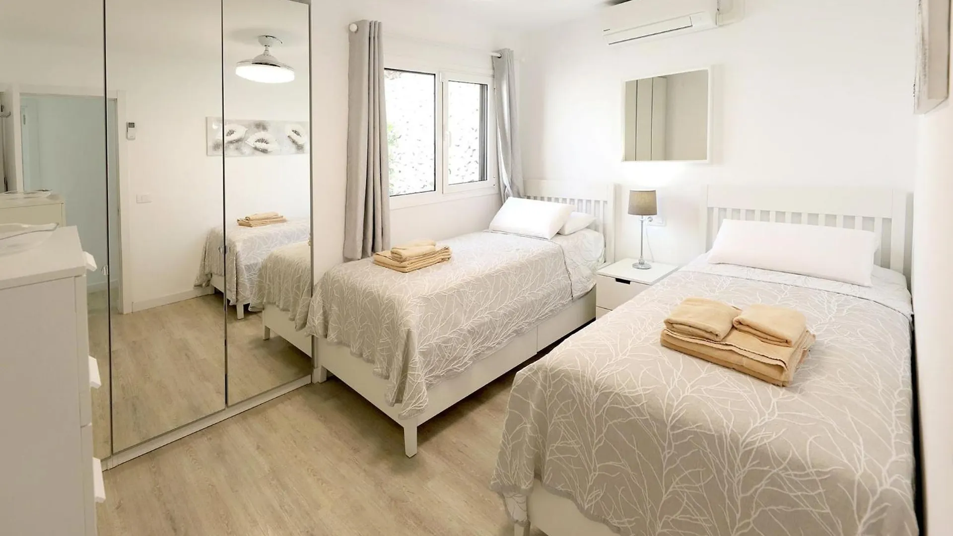 Graceful Puerto Del Carmen Villa 5 Bedrooms Villa Vega Del Carmen Distant Sea Views 0*, 푸에르토 델 카르멘